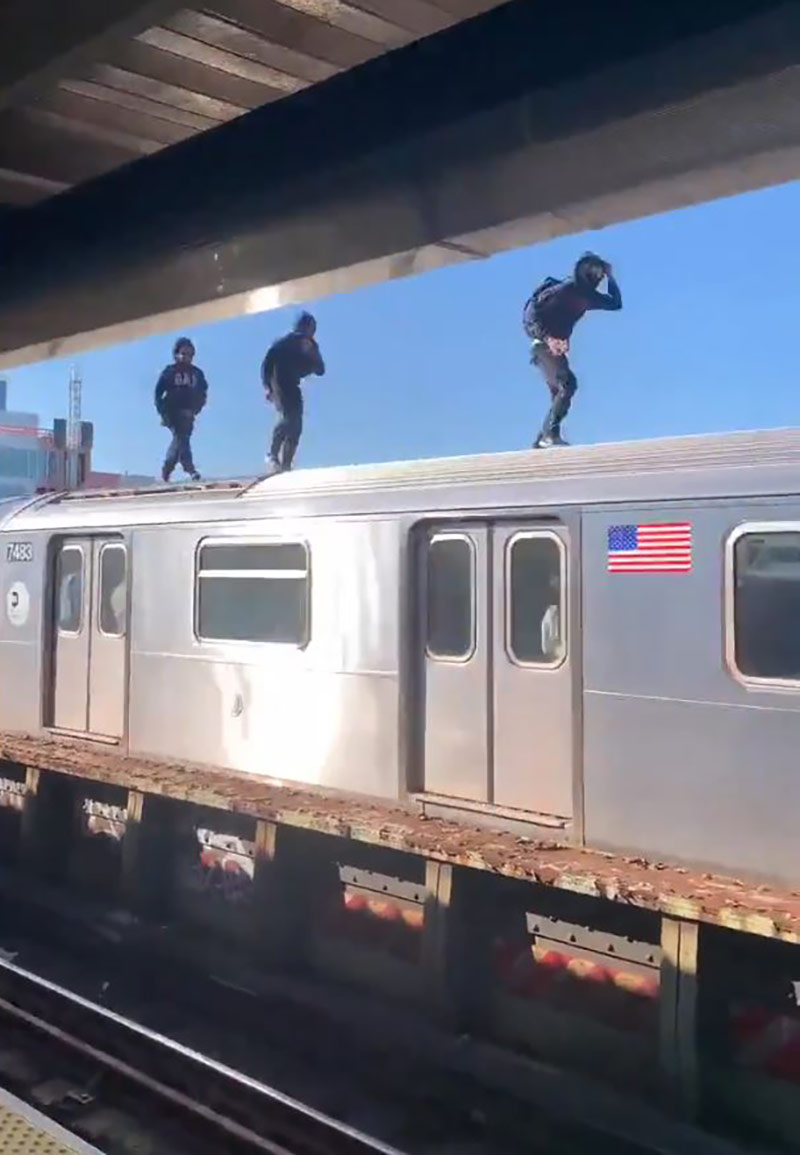 [인싸M] 지하철 지붕 위를 달리는 소녀‥위험천만 SNS 챌린지