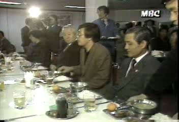 김종필 공화당 총재 기자회견 중선거구제 보완 총선 요구이인용