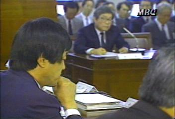 국정감사장 표정이인용