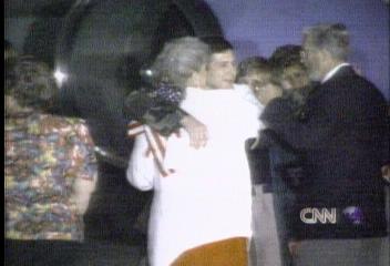 북한에서 풀려난 미군 헬기 조종사 가족과 재회정동영