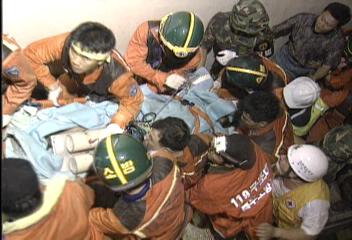 삼풍백화점 붕괴현장에서의 이은영양 구출과정김동섭