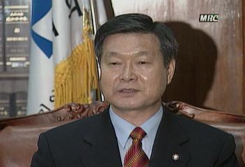 한화갑 국민회의 총무 추경예산안  우선처리 합의