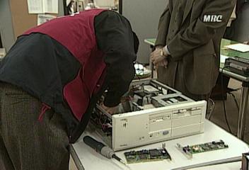 경제위기극복 다시 첫걸음부터 구형 컴퓨터 수출 효자정경수