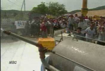 파스퇴르 공장에서 우유대금 못 받은 농민과 구사대 투석전이홍모