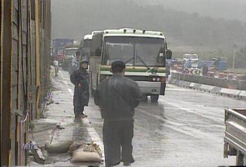 폭우로 경부남해 고속도로 곳곳 끊겨 혼잡김소영