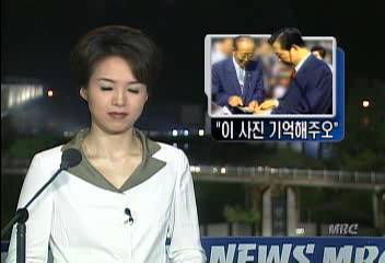 김대통령에게 가족사진 보이며 이산가족 문제해결 기원김대경