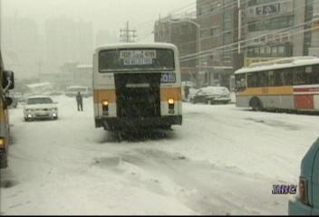 하루종일 눈길 교통사고 잇따라김희웅