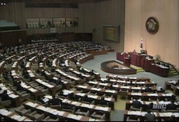 국회 대정부 질문에서 여야 의원들 설전 계속 돼박성호