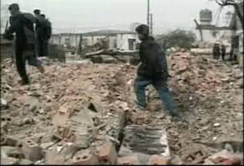 폭발로 룡천역 부근 주택 흙벽돌집 와르르 무너져김대경