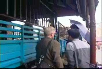 중국 단둥 압록강 철교 북으로 들어가는 구호물품 차량들김재용