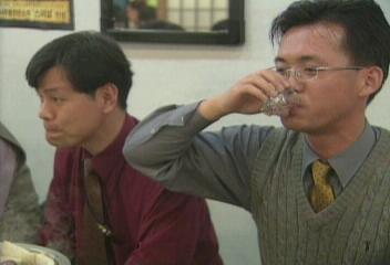 불경기 여파로 연말 술소비 크게 감소했으나 소주 소비는 증가현원섭