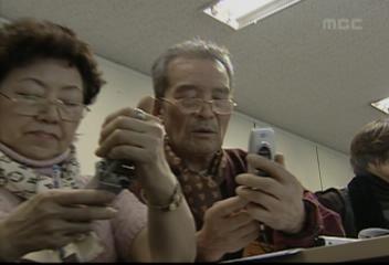 사회단체 마련한 휴대전화 사용법 강의 실버세대들 정원 넘어장미일