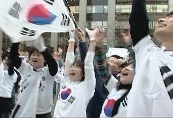 신세대들 인터넷으로 모여 꼭지점 댄스 등 발랄하게 31절 기념허무호