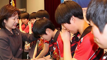 단원고 탁구팀 웃을 수 없는 우승시상대 위에서 눈물만