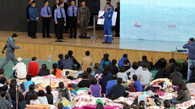 세월호 수중수색 영상 첫 공개실종자 가족 일부 실신