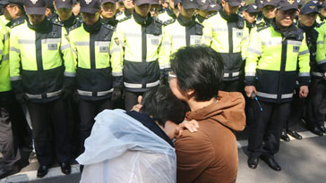 분노한 가족들 "청와대 가겠다"9시간 거리 행진 