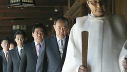  국회의원 야스쿠니 집단참배한일 관계에 찬물