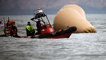 세월호 좌현 수색 제자리 걸음장애물 많아 접근 어려워