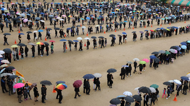 빗속 추모 행렬국화 12만 송이 동난 임시 분향소 