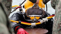 목숨 건 잠수 잠수부 부상자도 속출벌써 6명 부상