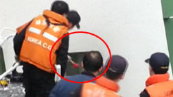 "아무도 안 보였다"텅 빈 갑판에 출동한 구조대 당황