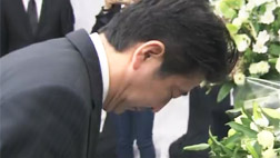 아베 총리 도쿄 세월호 희생자 분향소 찾아 헌화