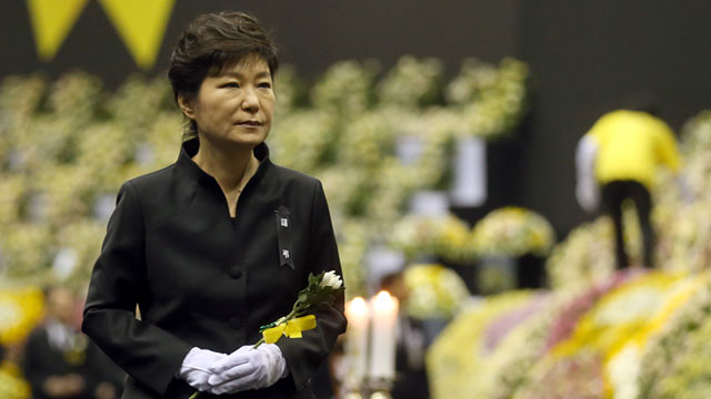 박근혜 대통령 "국민께 죄송"분향소 찾아 희생자 조문