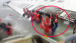 생사의 갈림길에서도 아기 먼저승객들 구조 릴레이