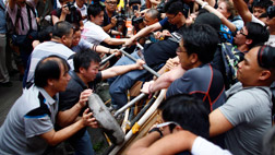 홍콩 시위대친중단체 충돌"정부 대화 취소" 다시 긴장 고조