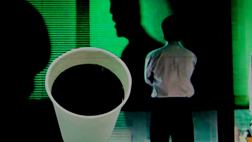 화내다 커피 얼굴에 튀게 하면 법원 "폭행죄 성립"