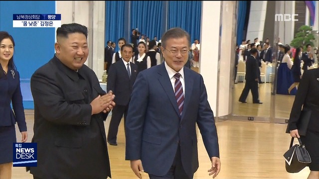 "제가 사진 찍어드리면"한 걸음 뒤  위원장