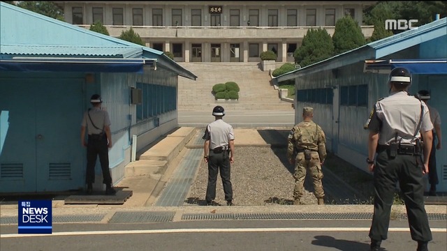 무장해제 남북경비병 사이로 관광객 오간다