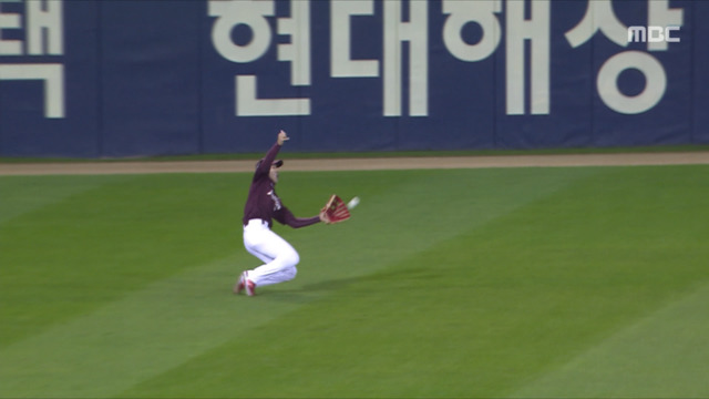 스포츠 영상 연이은 호수비관중 있으니까 힘이 나요