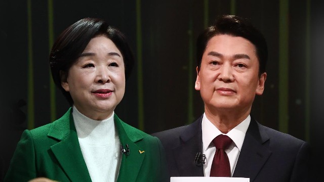 심 "가짜 안보 안 돼"안 "어떤 정치인이든 만날 용의"