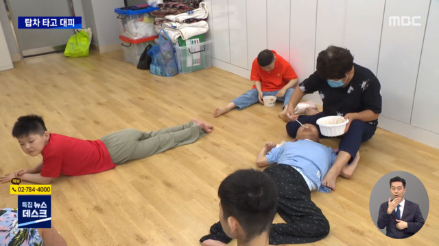 탑차에 휠체어 싣고이틀째 대피처 옮기는 중증 장애인들