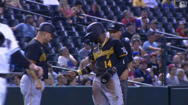 스포츠 영상 슬라이딩하다 스마트폰이 툭그게 왜 거기서 나와 