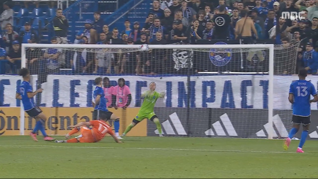 스포츠 영상 MLS 하프발리슛기가 막히네 