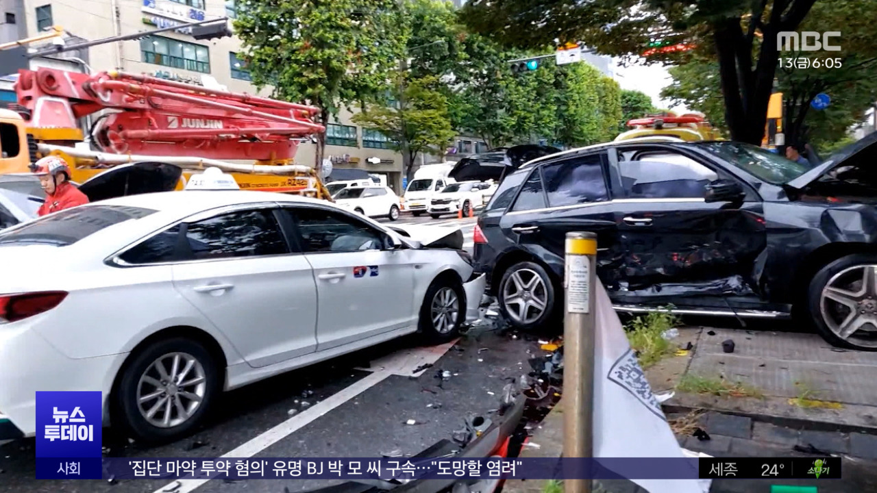 7중 추돌로 3명 부상차량 돌진 사고 잇따라