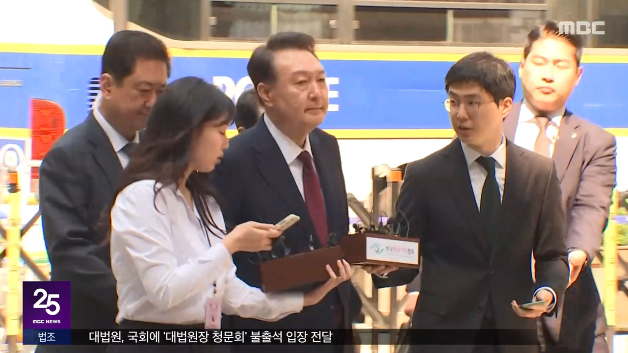 윤석열 말없이 휙지지자 쪽만 쳐다봐