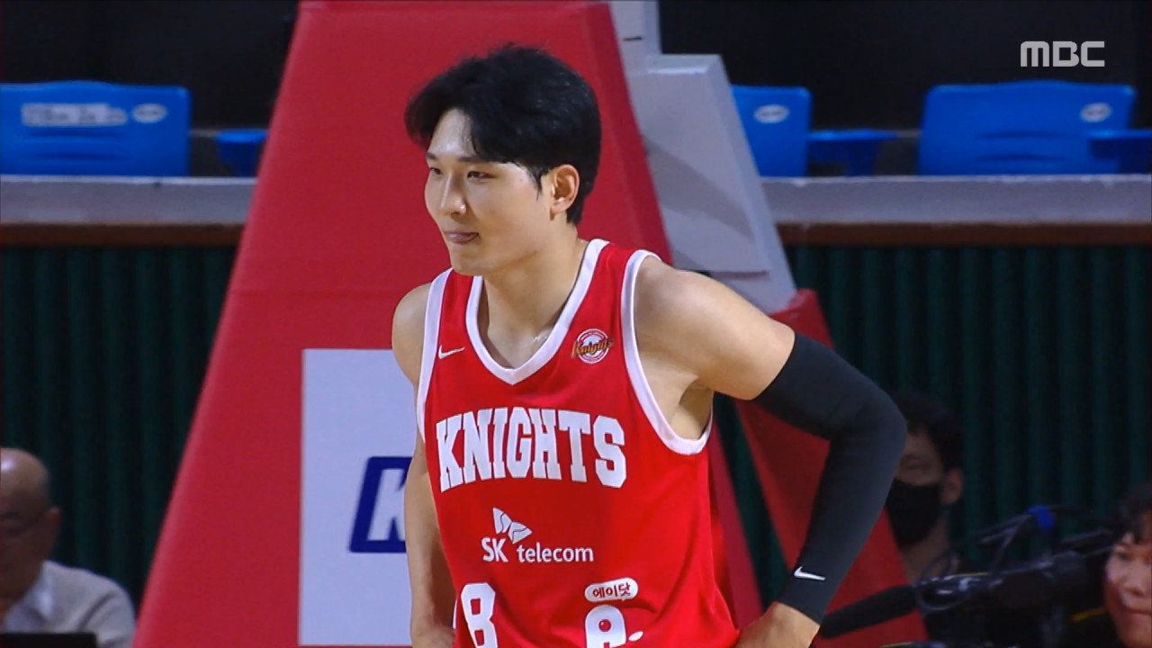 스포츠 영상 SK 안영준 멋쩍은 덩크 실패너무 생각이 많았어
