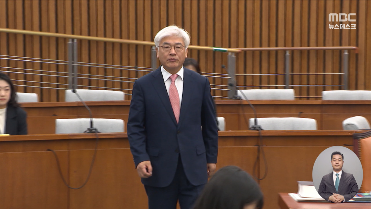 돌연 절차 문제로 연기헌재 "헌법 따르라"