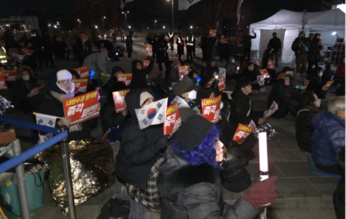 "탄핵 공작" 대통령 궤변에 분노폭설한파에도 촛불문화제