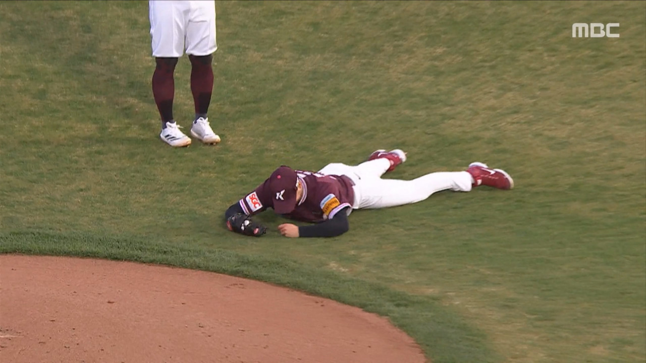 스포츠 영상 키움 로젠버그의 머쓱한 다이빙 캐치잡았으면 됐지