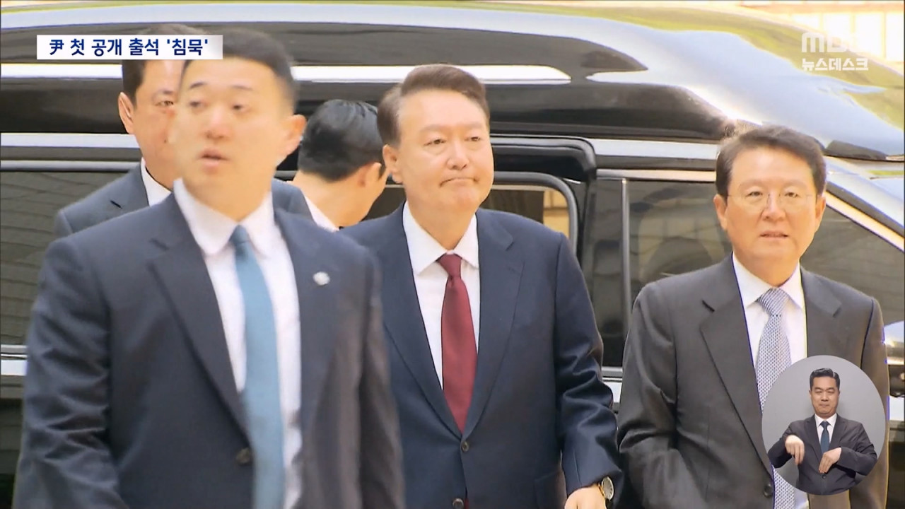  포토라인 말없이 휙지지자 쪽만 쳐다봐