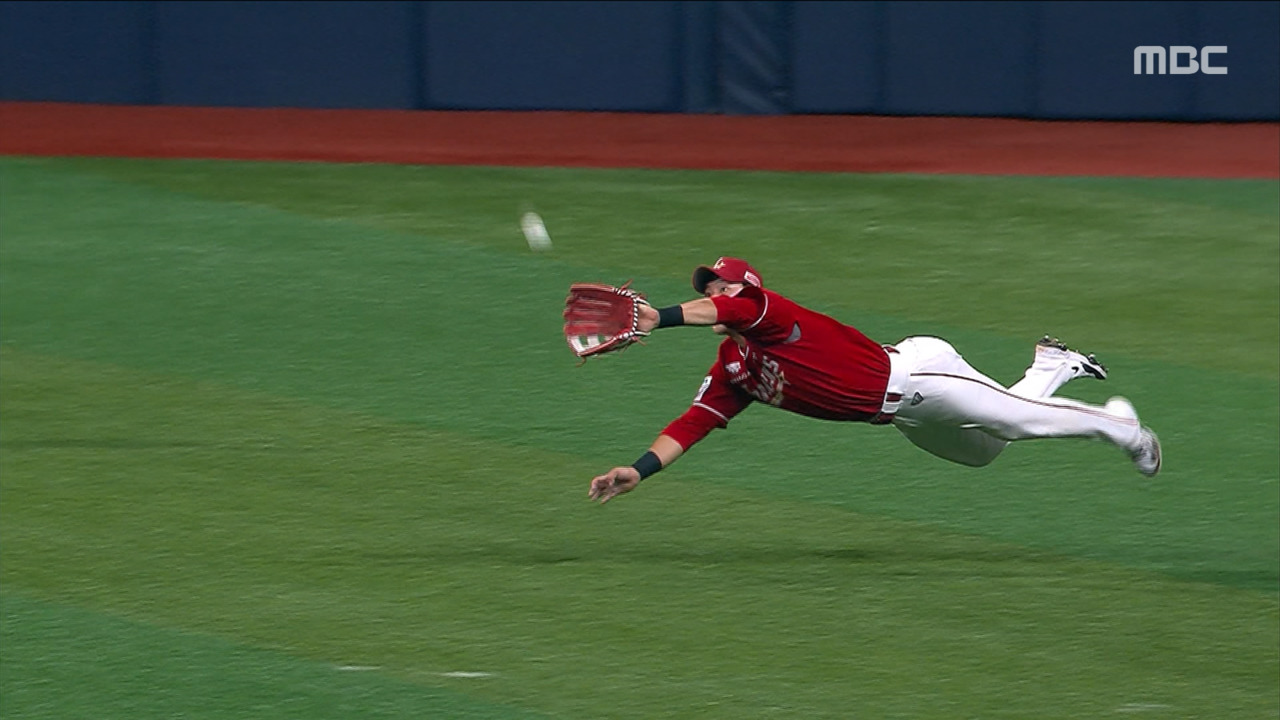 스포츠 영상 실점 위기 막아낸 SSG 최준우의 환상적인 캐치