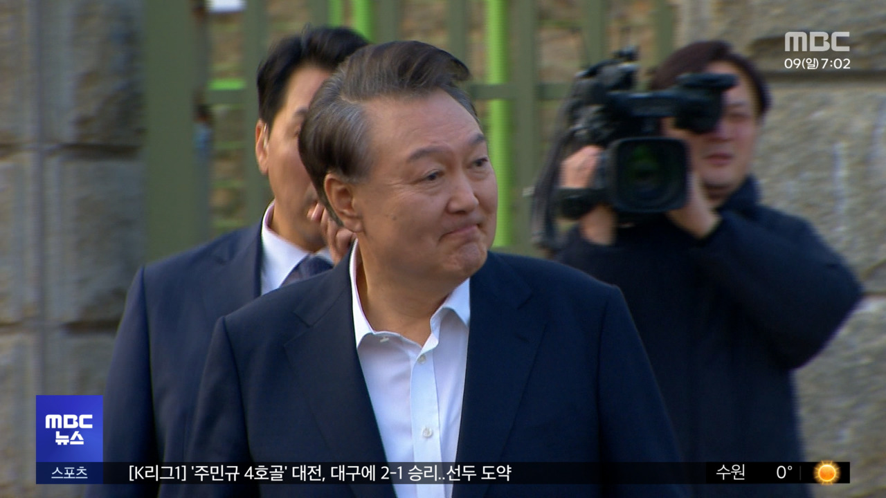 주먹 불끈한 윤"내란 우두머리가 개선장군"