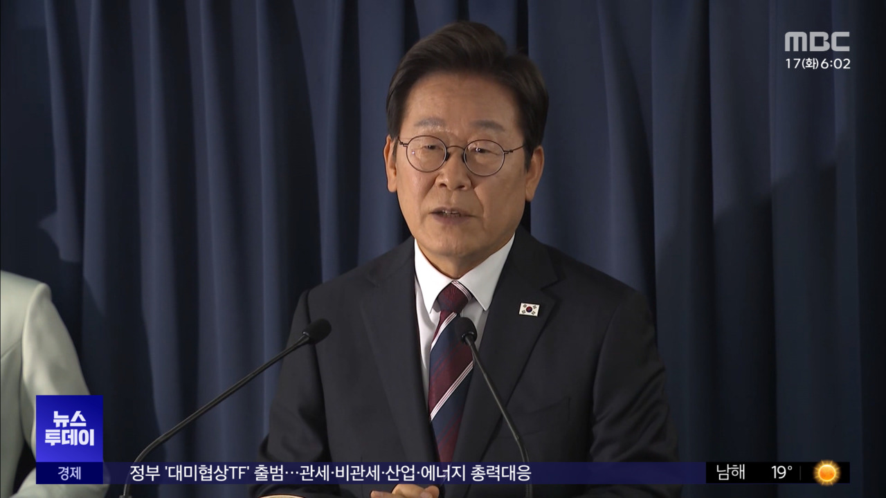 이 대통령 첫 기자간담회"민주주의 회복 보여줘야"