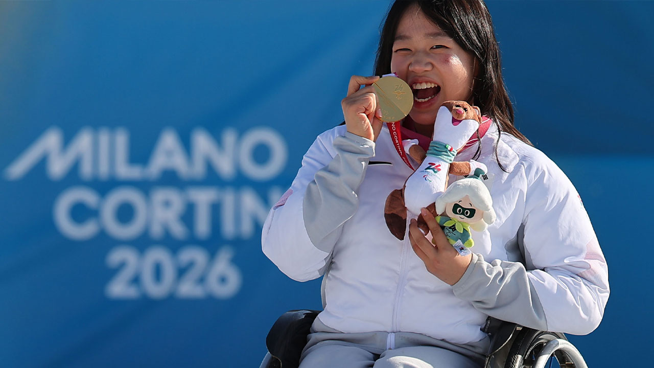 대한민국 선수단과 함께 기뻐하는 모습