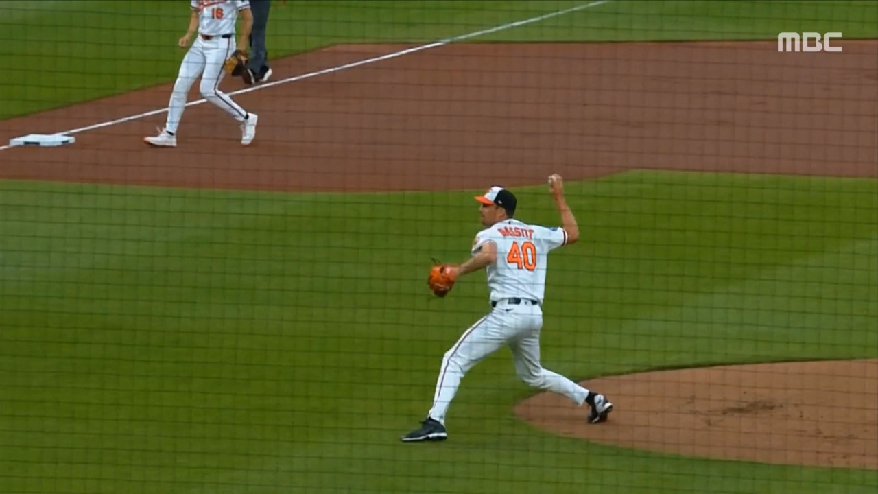 스포츠 영상 연봉 283억 선수의 황당 홈 송구37세 베테랑 투수 맞아