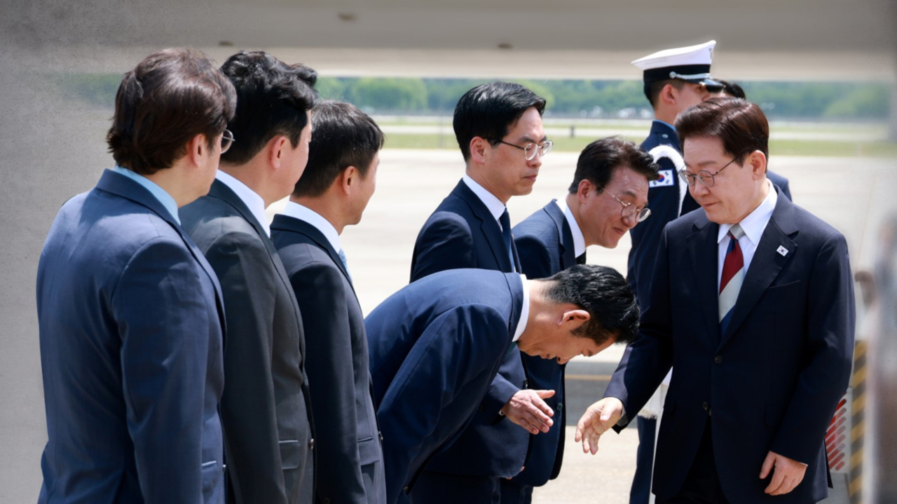 전에 없던 90도 인사 갈등 봉합불씨 남아